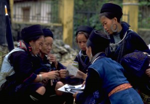 Hmong women oglądajace zdjęcia Bob Tubbs Public domain